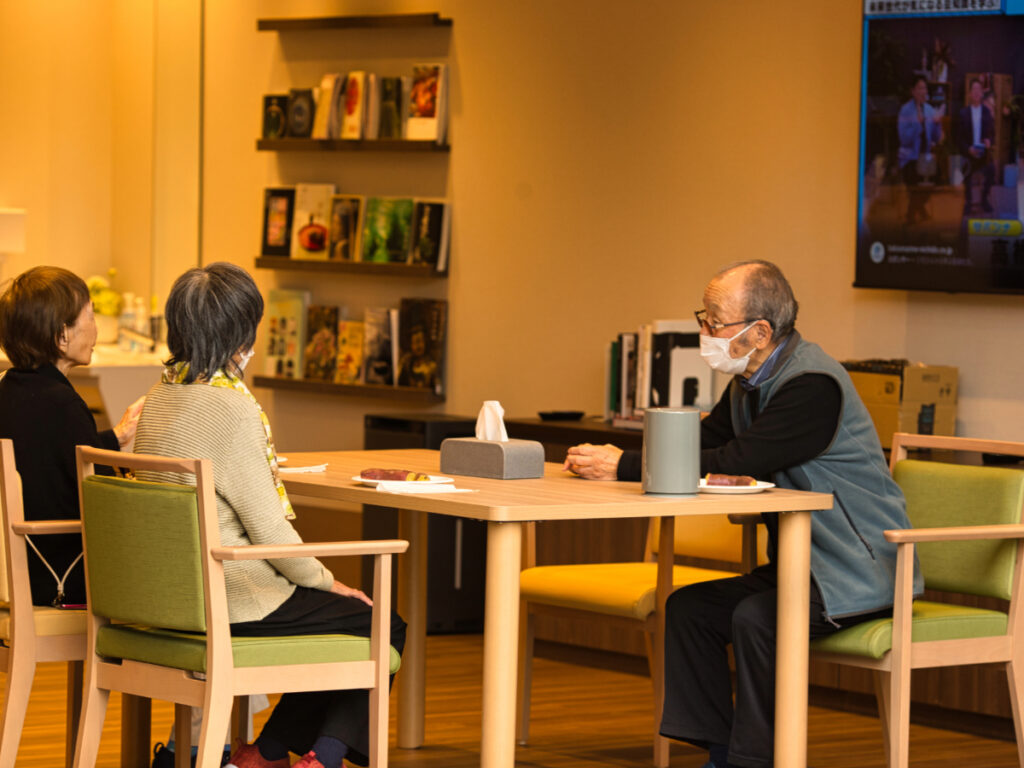 焼き芋会を楽しむご入居者