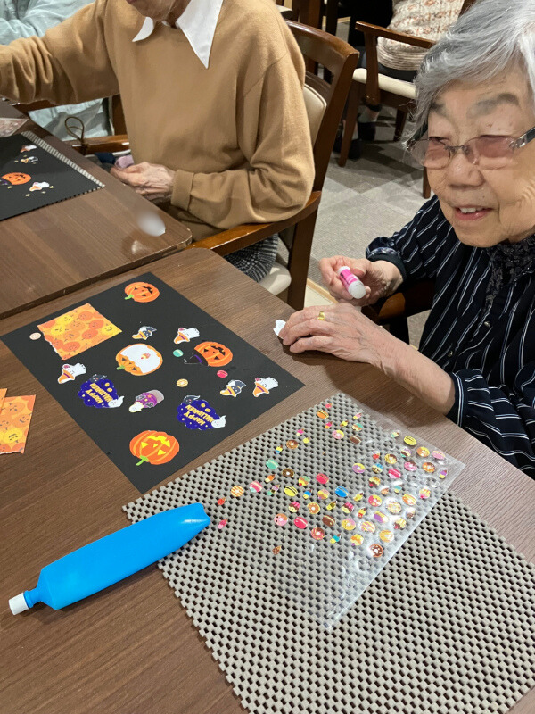 ハロウィンカードを作るご入居者