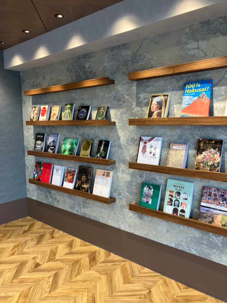 さまざまな本がディスプレイされた本棚