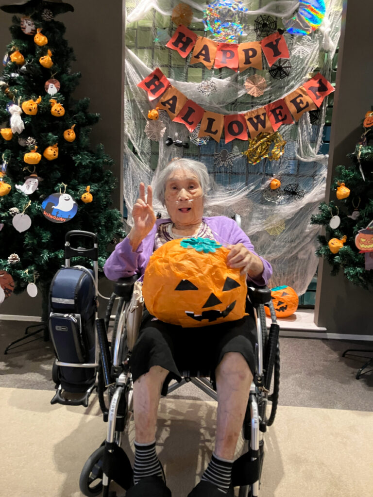 ハロウィン飾りとご入居者