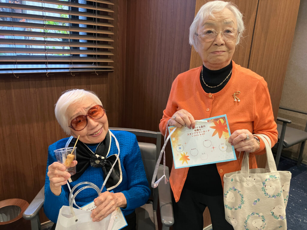 お祭りのスタンプラリーを楽しむご入居者