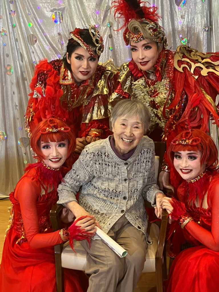 呼華歌劇団の皆さまと記念写真