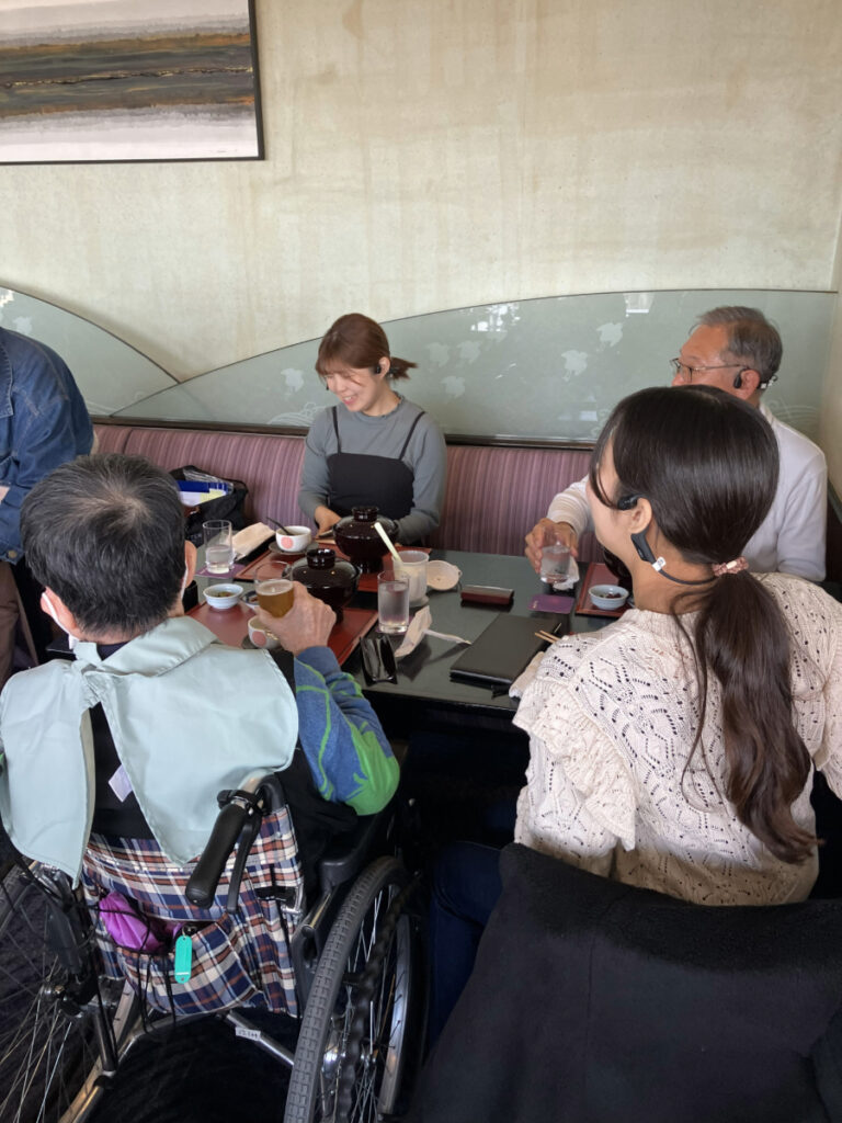 バス旅行でランチタイム