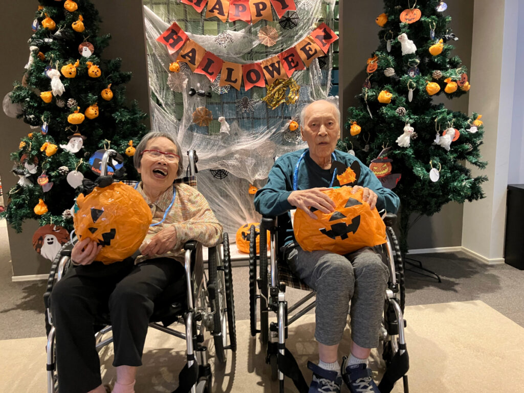 ハロウィン飾りとご入居者