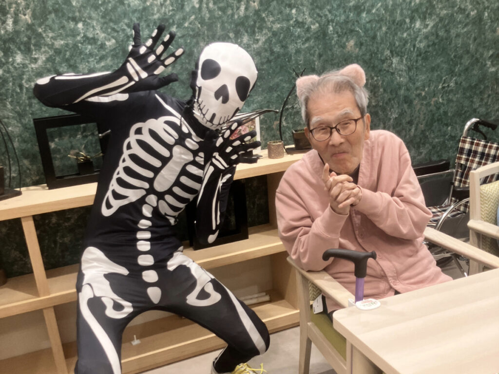 仮装を楽しむスタッフとご入居者