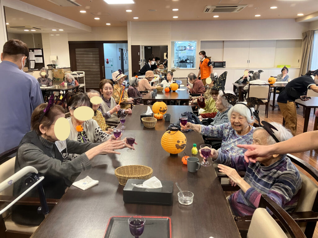 みんなで乾杯する様子