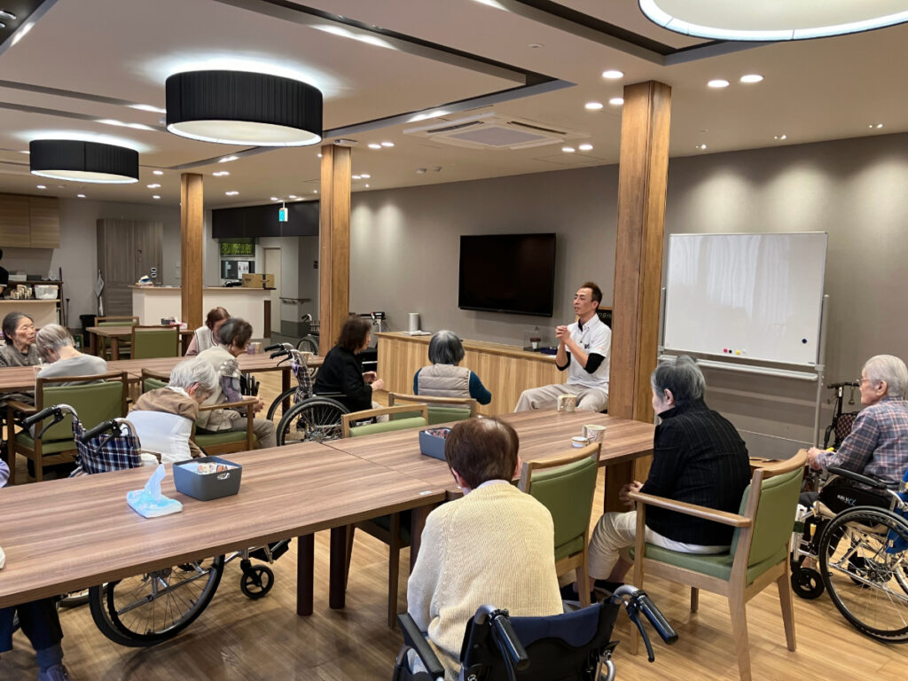 ご入居者と体操の様子