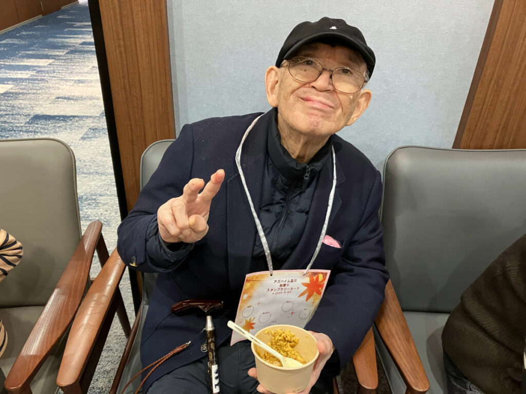 屋台グルメのカレーを食べるご入居者