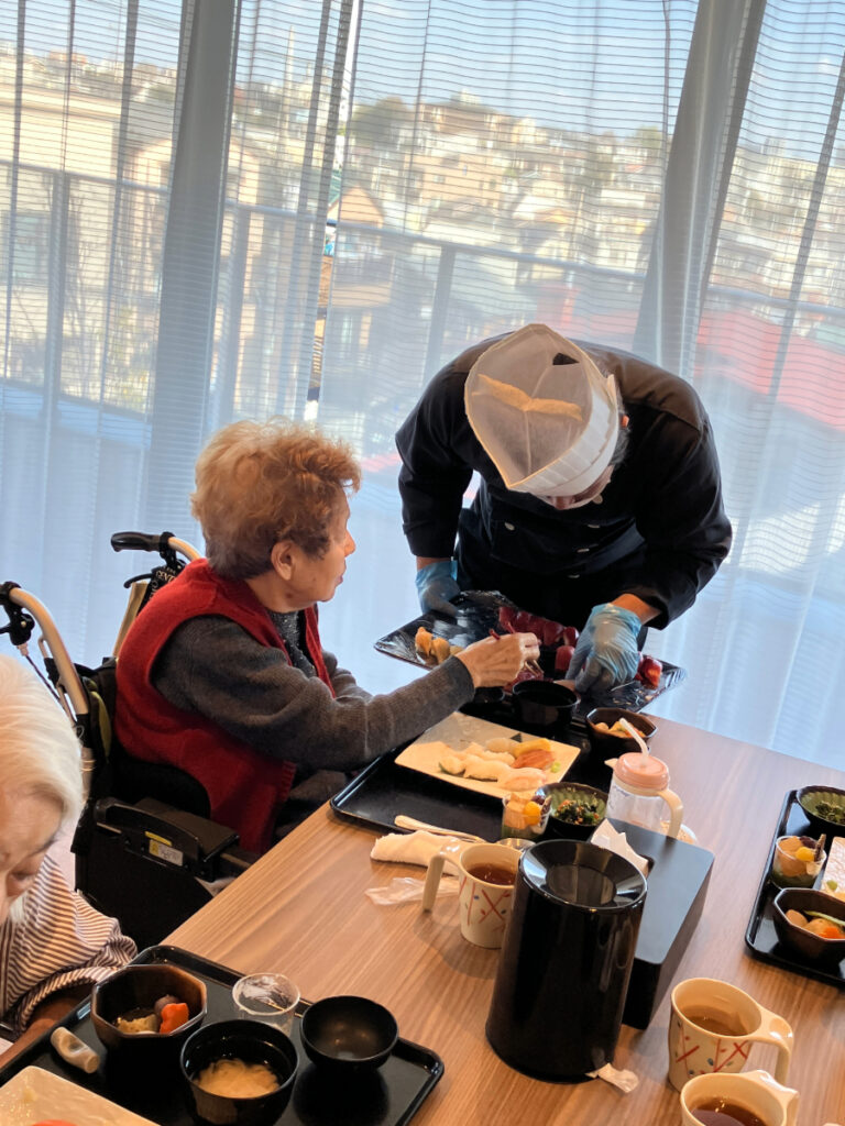 おもてなしグルメランチでお寿司を選ぶご入居者