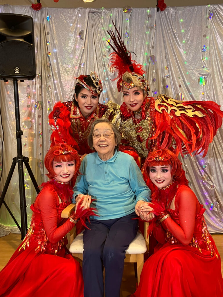 呼華歌劇団の皆さまと記念写真