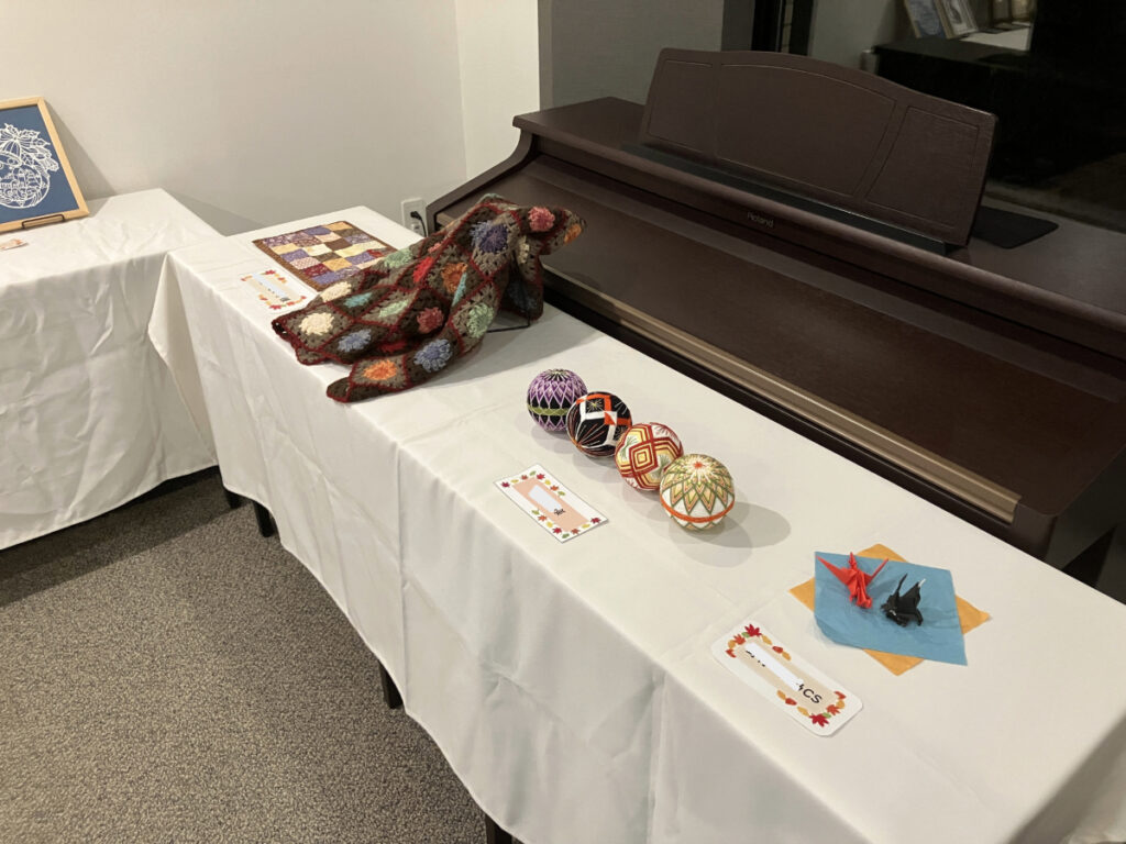 文化祭 編み物、手毬展示