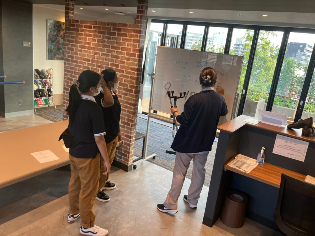 インドネシアからの新スタッフ研修の様子