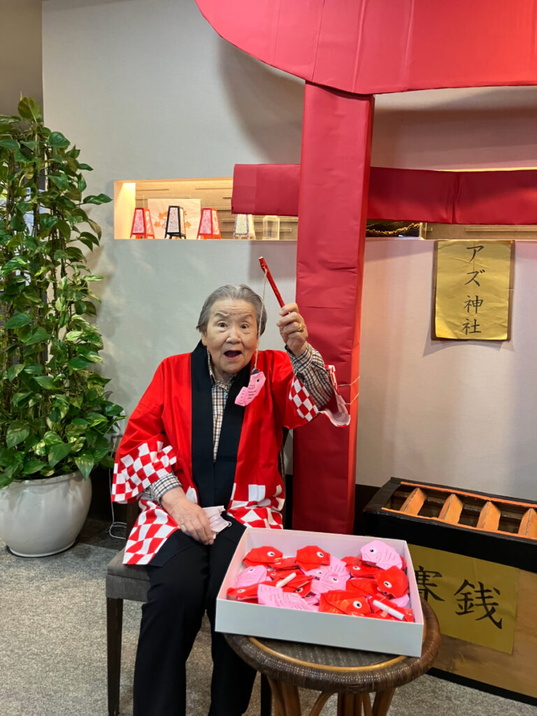 納涼祭　鯛みくじに挑戦するご入居者
