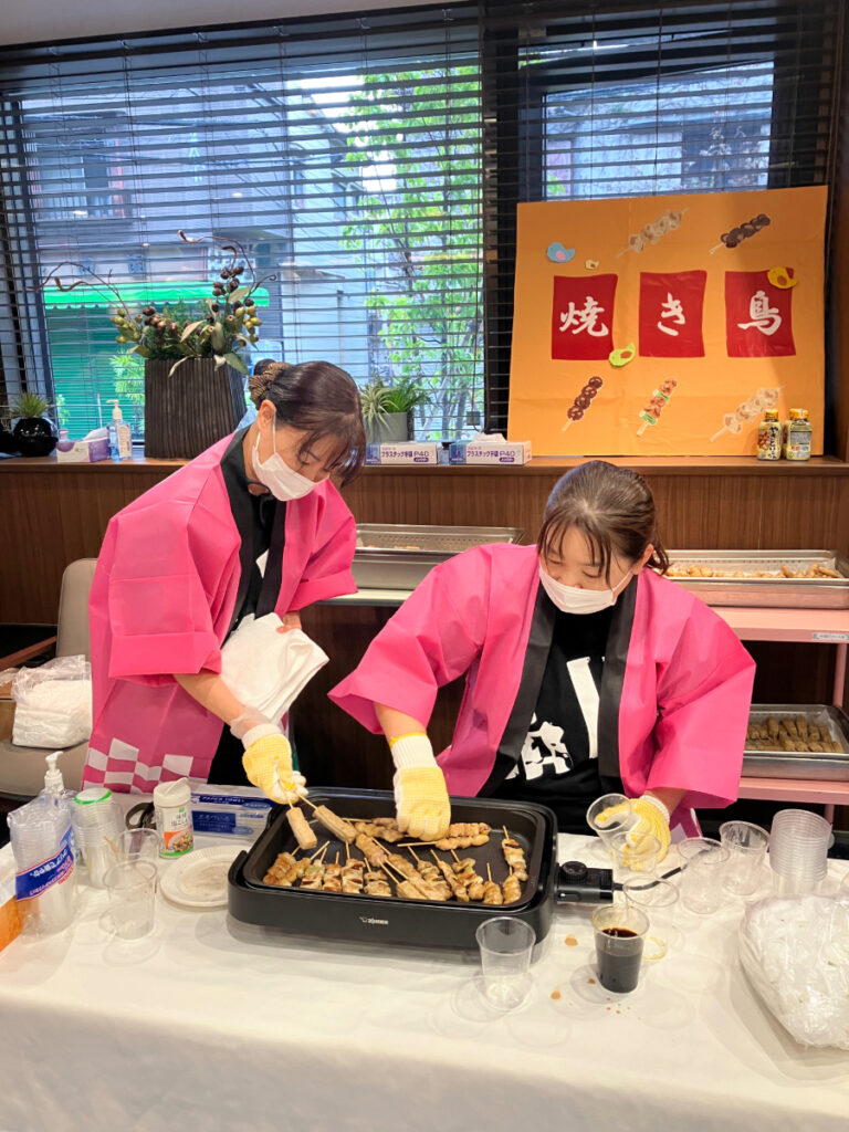 屋台グルメ「焼き鳥」を焼くスタッフ