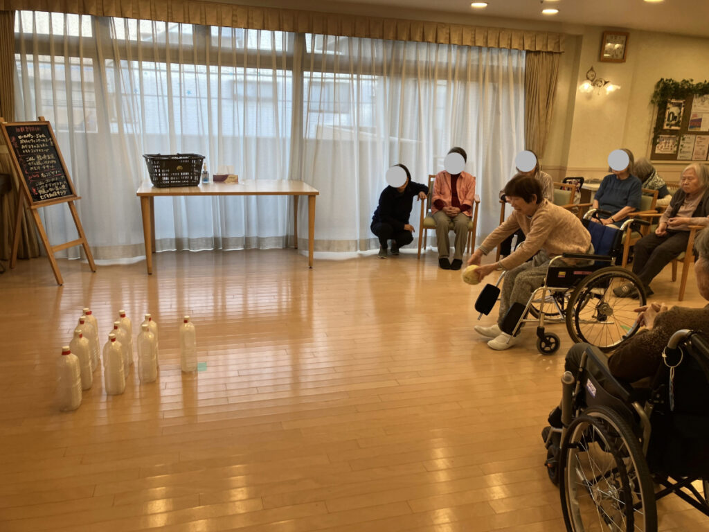真剣な表情でボーリングをするご入居者