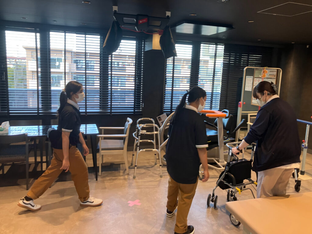 インドネシアからの新スタッフ、シルバーカーを押す様子