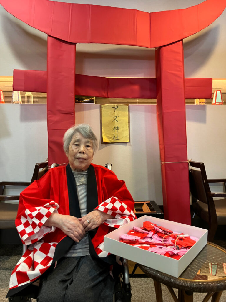 納涼祭にて　鳥居とご入居者