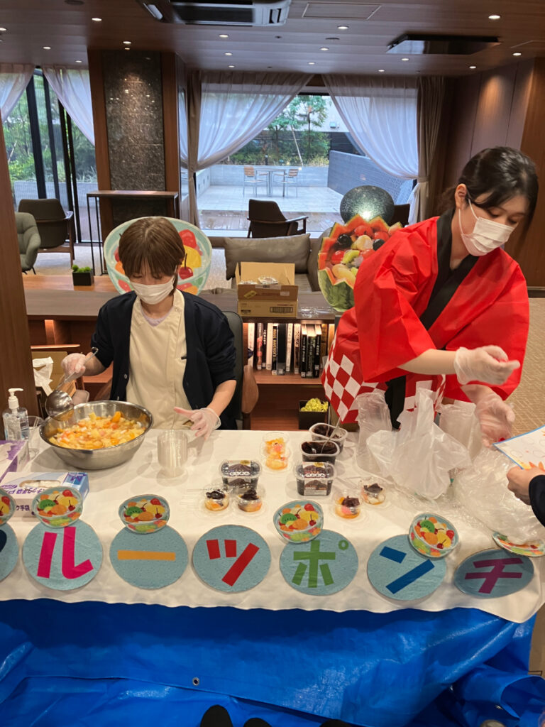 屋台グルメ「フルーツポンチ」を作るスタッフ