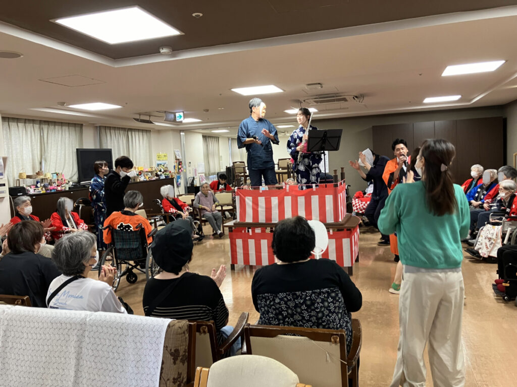 納涼祭　スタッフの演奏と盆踊りの様子