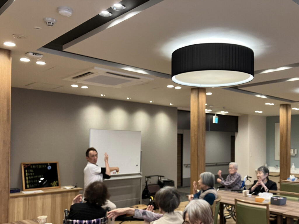 ご入居者と体操の様子