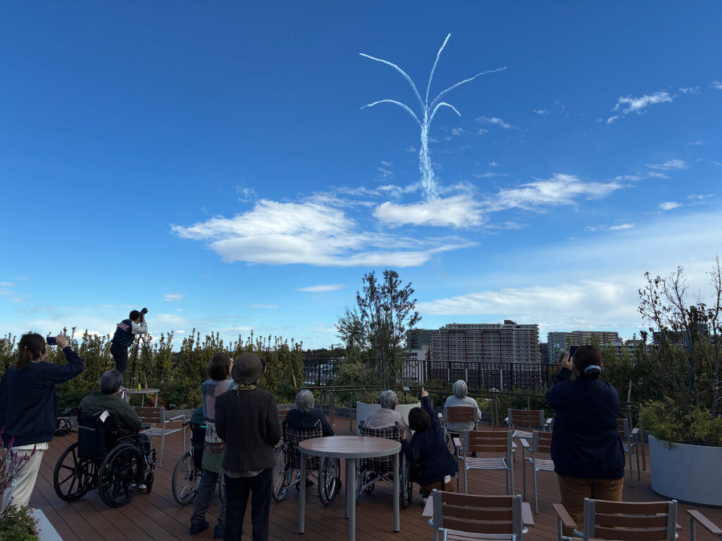 入間航空祭を屋上で鑑賞する様子