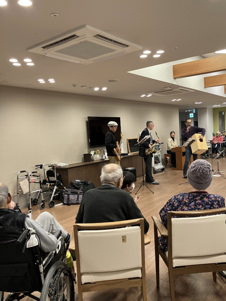 それぞれに演奏を楽しむご入居者