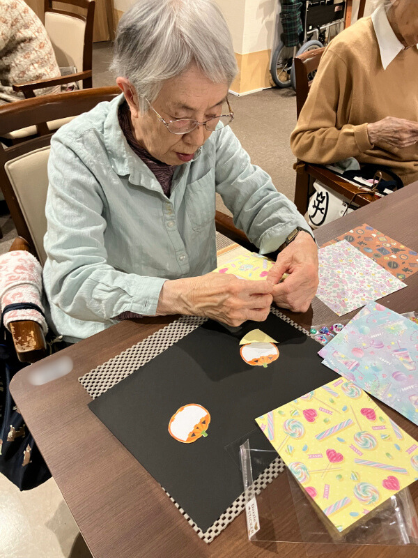 ハロウィンの飾りづくりの様子