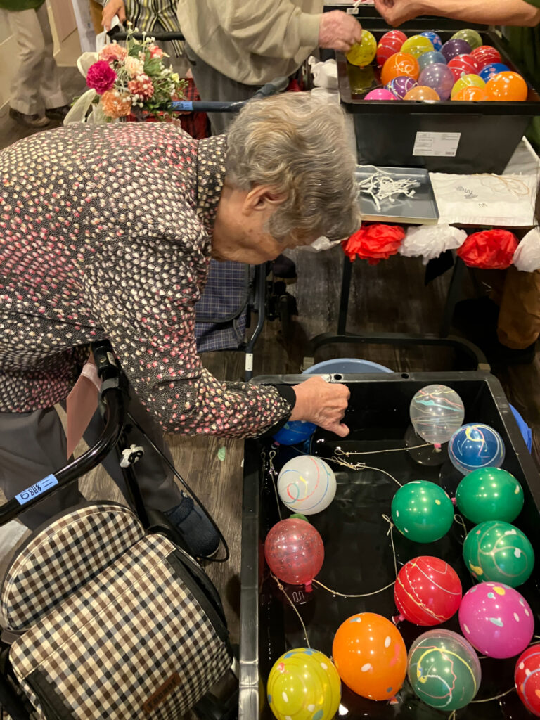 ヨーヨー釣りをするご入居者の様子