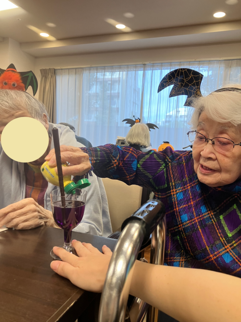 不思議なドリンク「バタフライピー」を作るご入居者