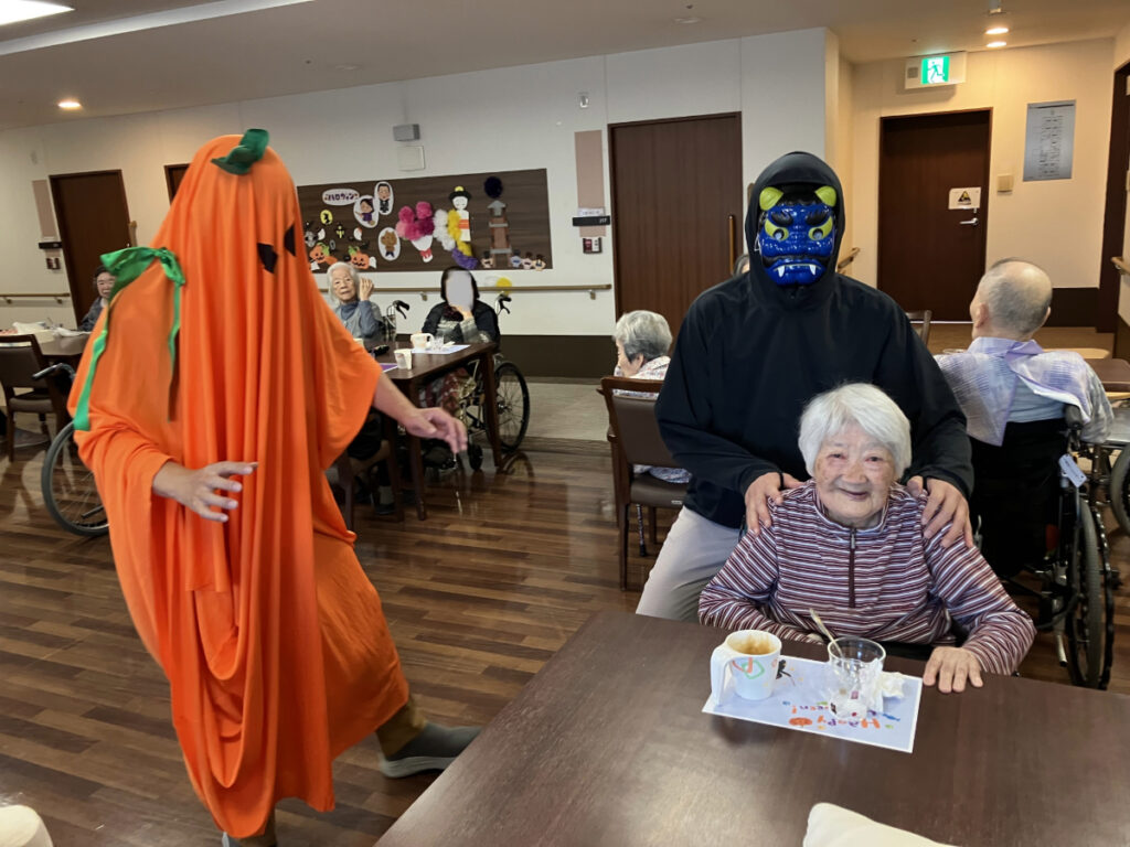 ハロウィンレクで笑顔のご入居者