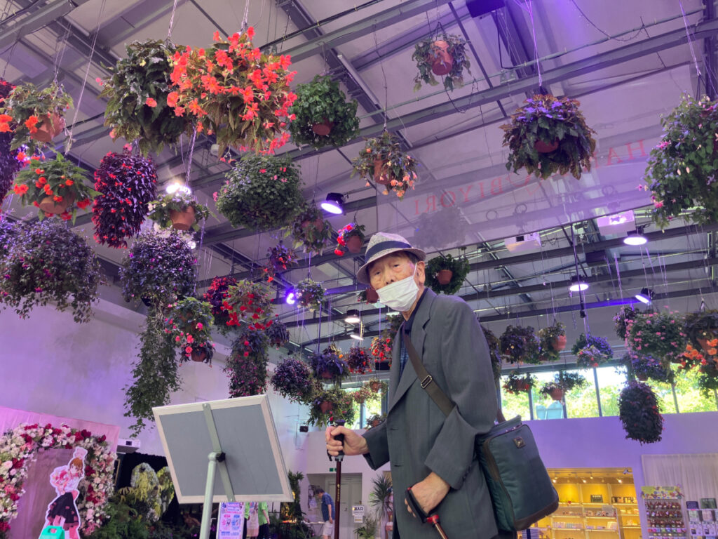 フラワーパークでお花に囲まれるご入居者