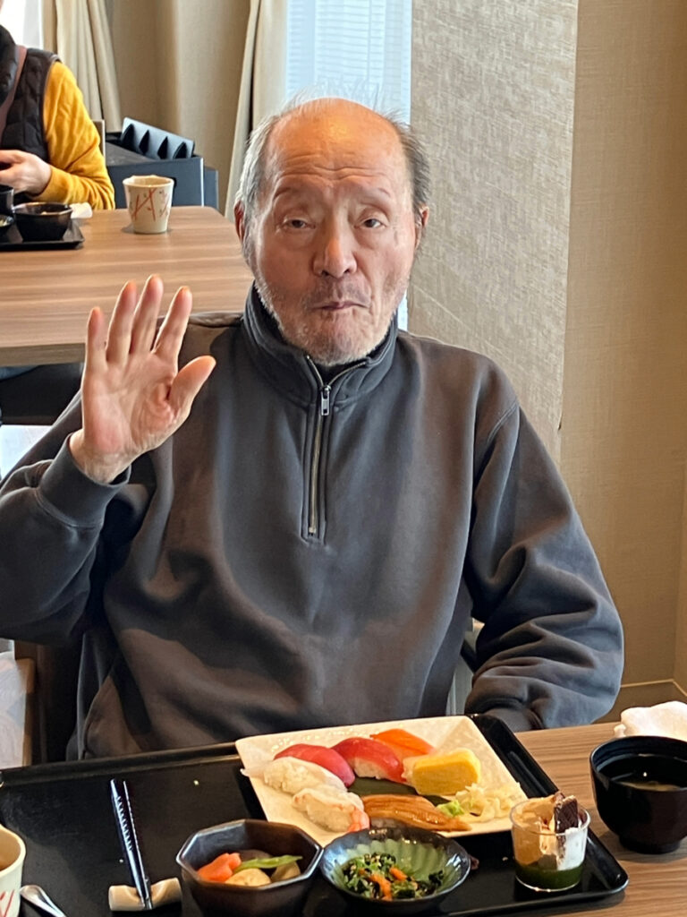 おもてなしグルメランチでお寿司を食べるご入居者