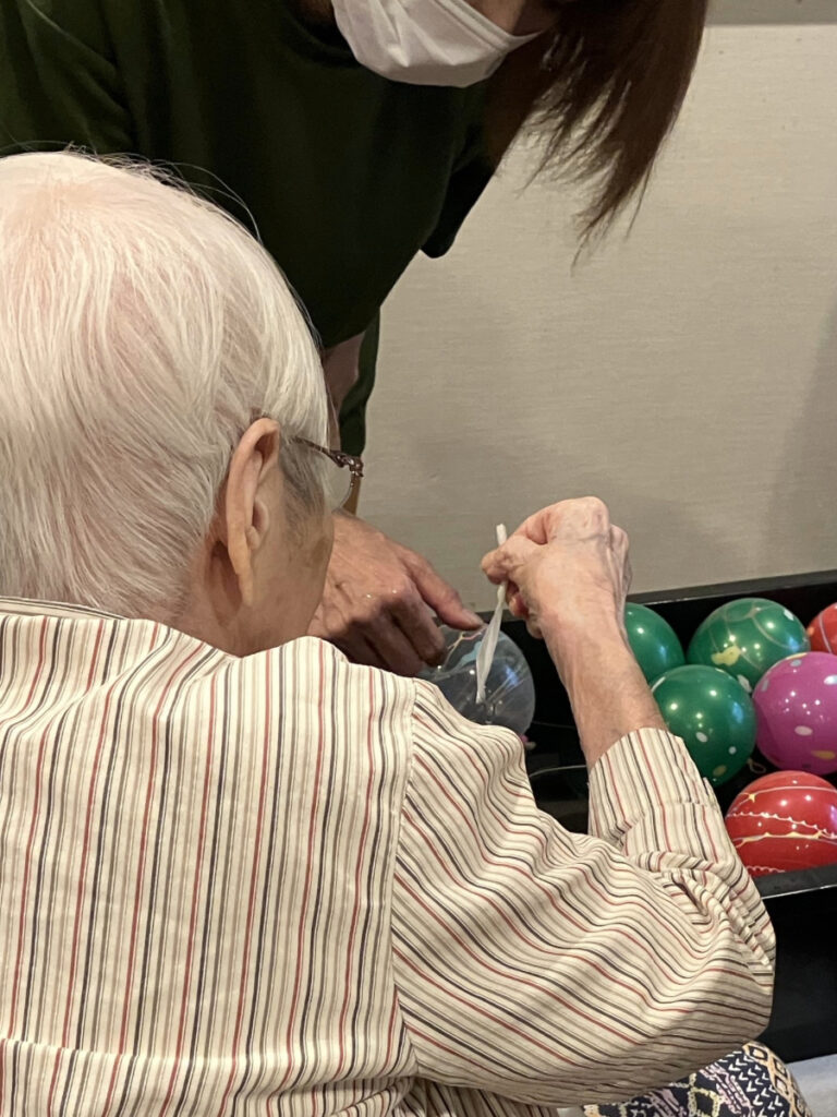 ヨーヨー釣りをするご入居者の様子