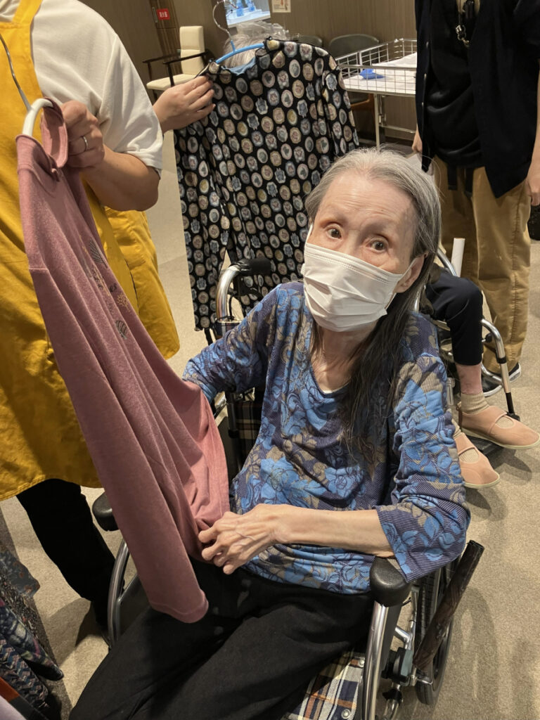 お洋服選びを楽しむご入居者