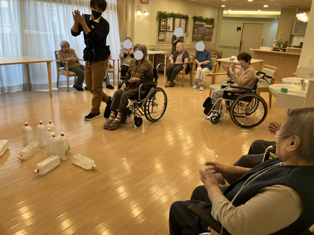 ボーリングレクリエーションで盛り上がるスタッフとご入居者