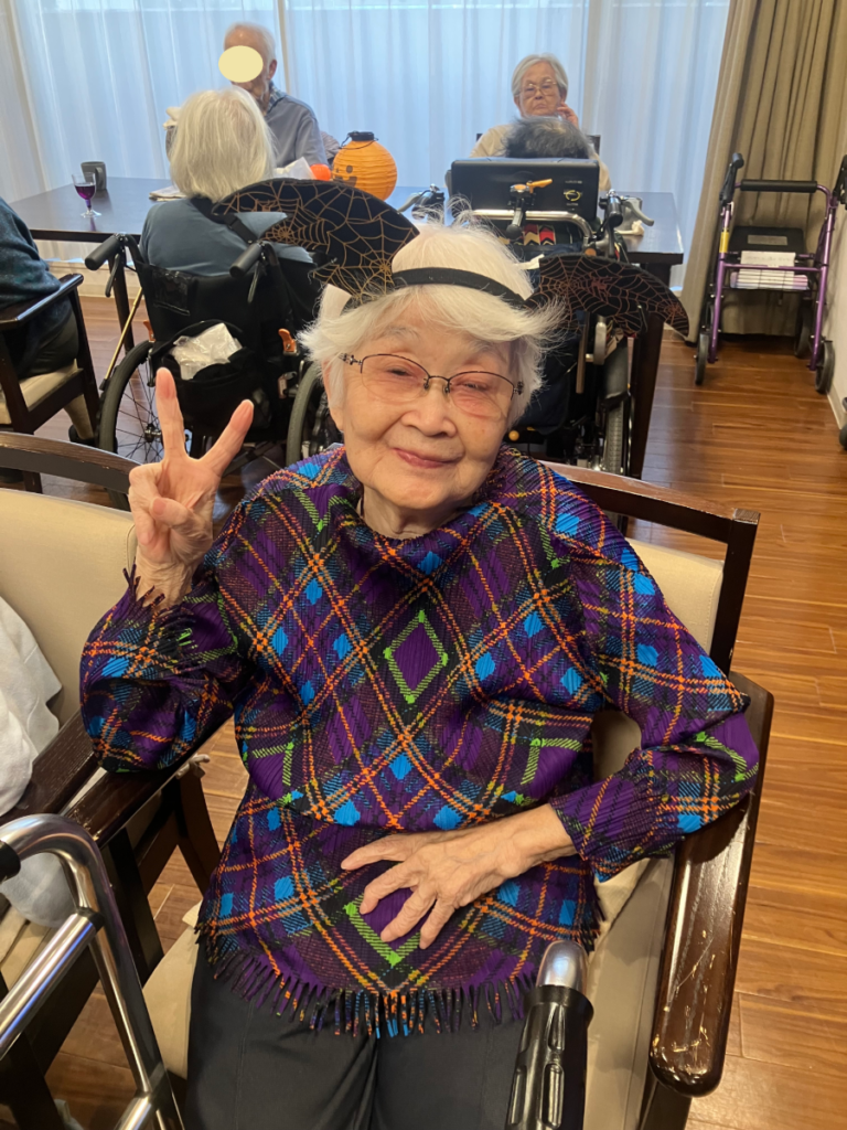 ハロウィンパーティーで仮装するご入居者