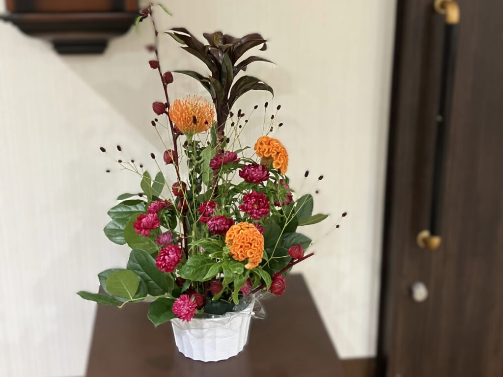 完成したフラワーアレンジメント