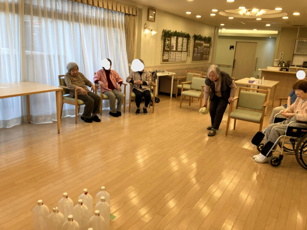 真剣な表情でボーリングをするご入居者