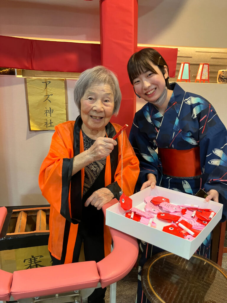 納涼祭　鯛みくじに挑戦するご入居者とスタッフ