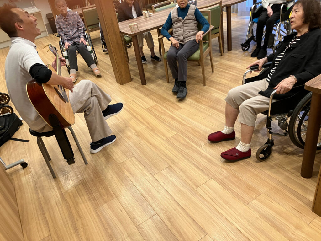 ギターの音色に合わせて足を動かすご入居者
