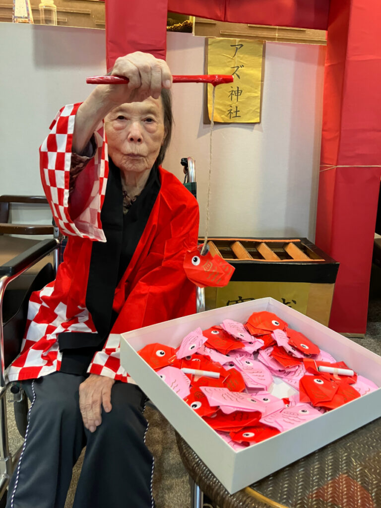 納涼祭　鯛みくじに挑戦するご入居者