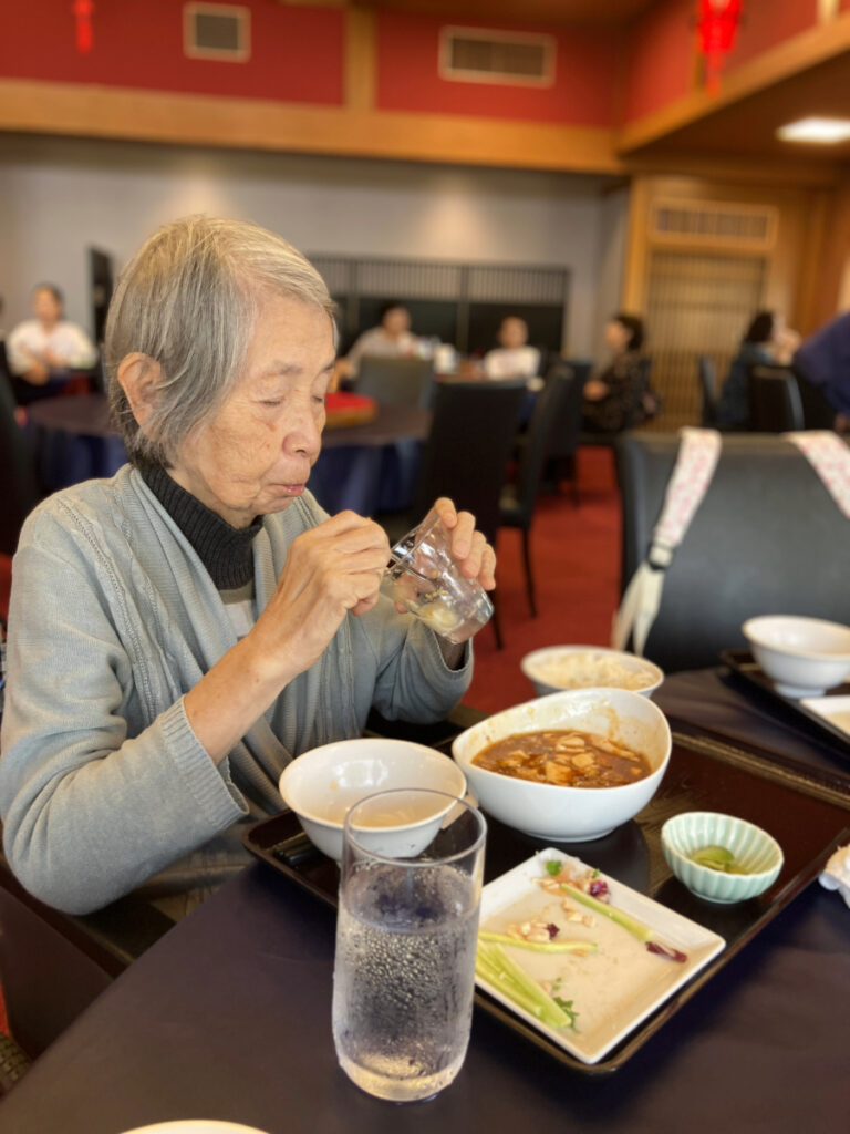 中華料理のランチを堪能するご入居者