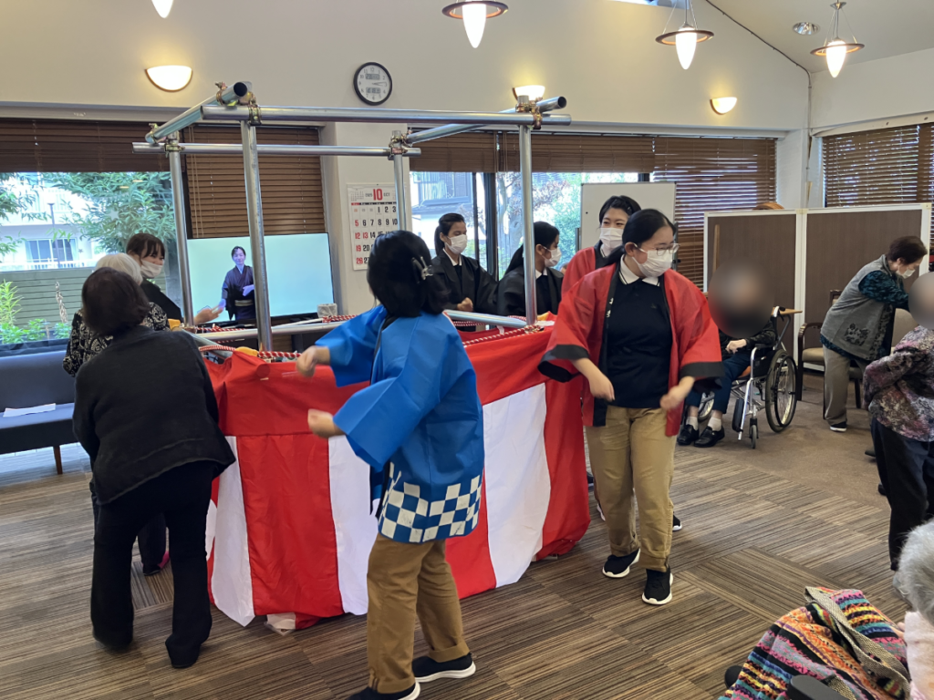 秋祭り　やぐらを囲んで盆踊り