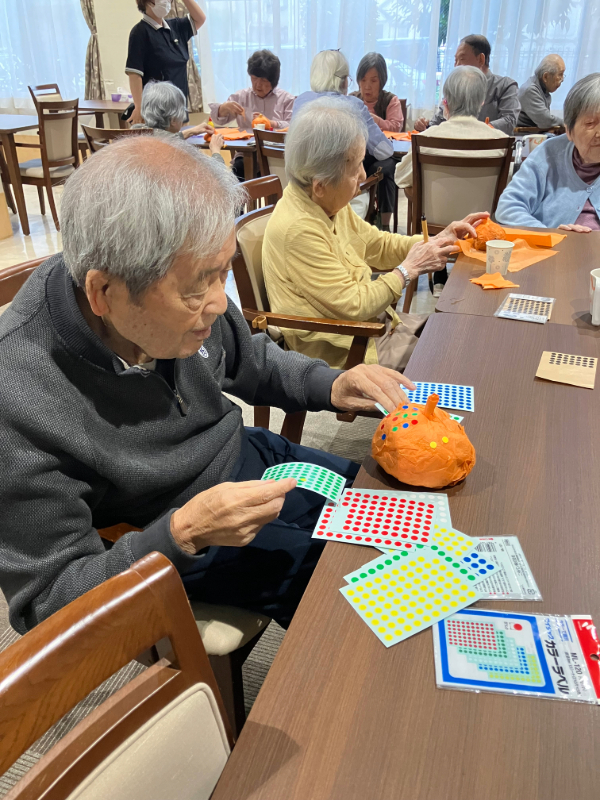 ハロウィンのカボチャの作品を作るご入居者