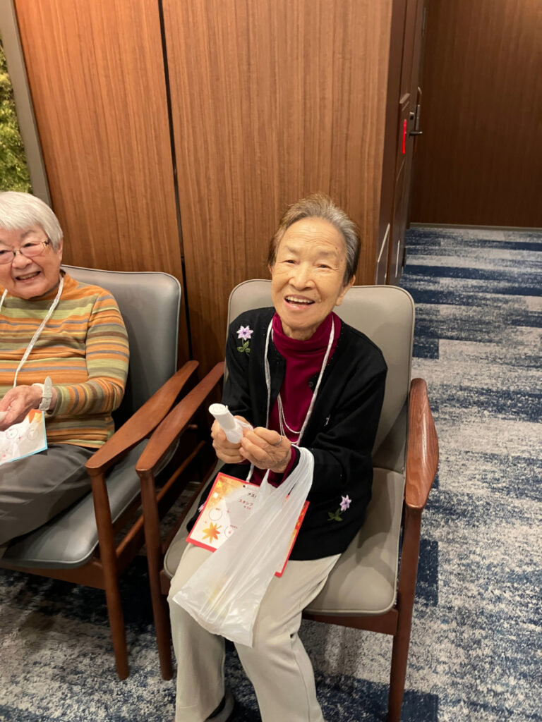 くじ引きをするご入居者