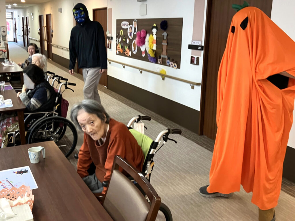 ハロウィンレクでお化けに仮装するスタッフ