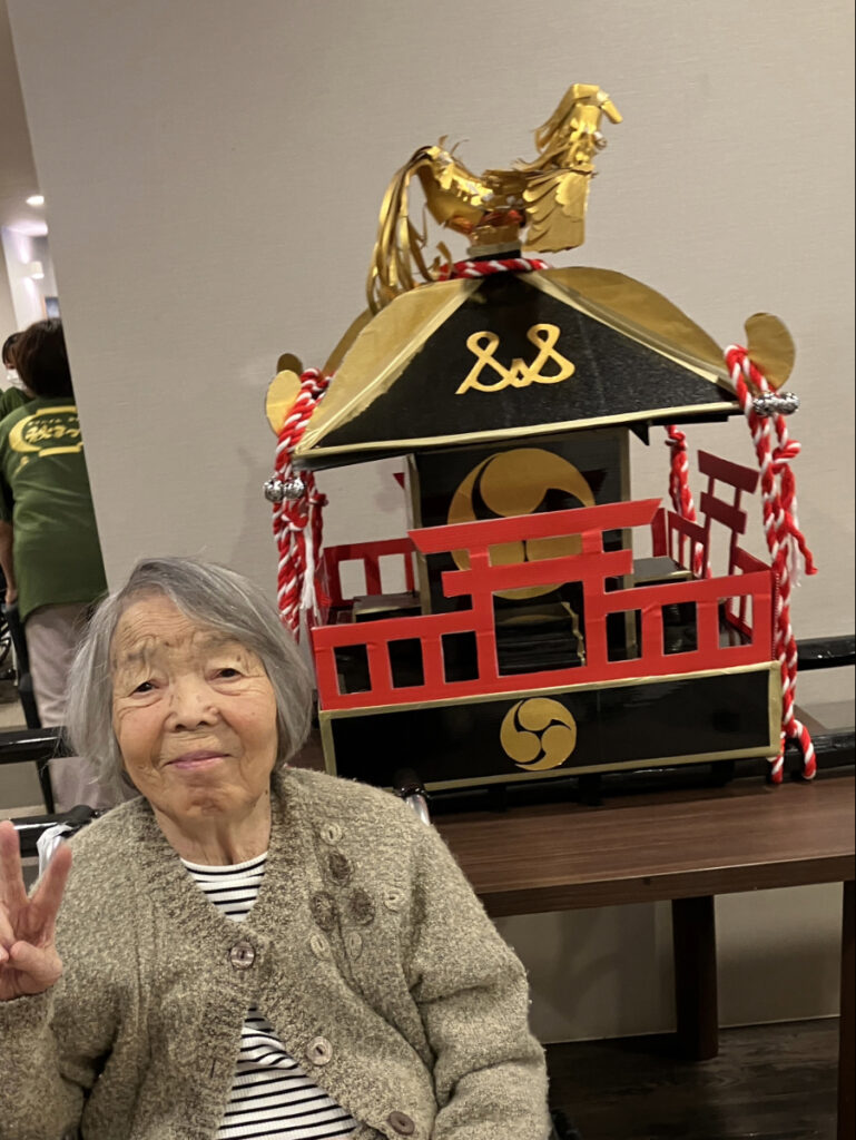 スタッフお手製のお神輿とご入居者