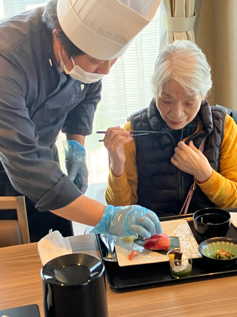 おもてなしグルメランチでお寿司を食べるご入居者