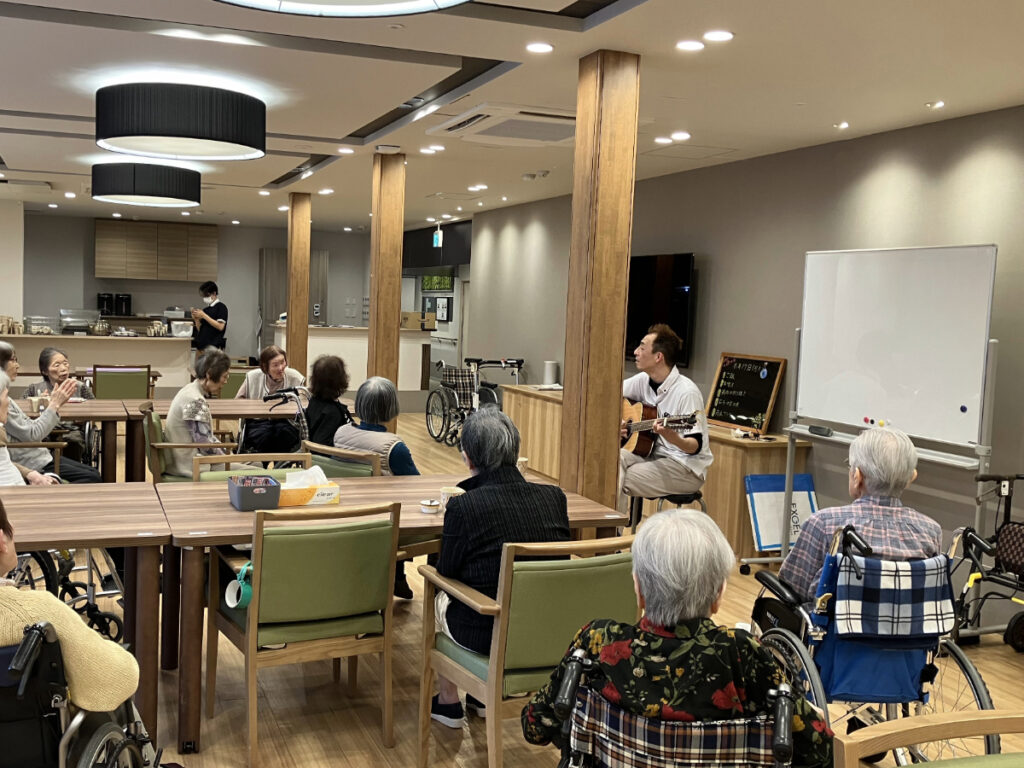 ギターを弾きながら音楽リズム体操の様子