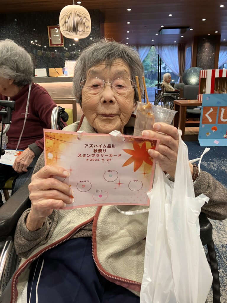 お祭りのスタンプラリーを楽しむご入居者
